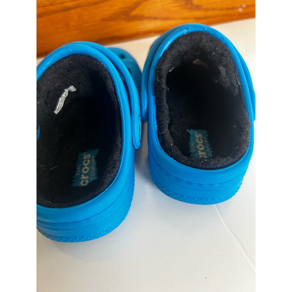 Crocs Toddler Size 6/7 Blue with black fleece lining - Picture 7 of 10